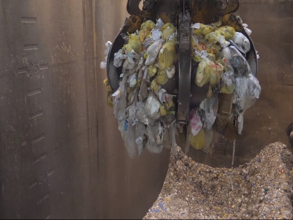 This plant is monitored by Artificial Intelligence (AI) technology without human power.