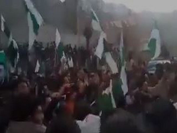 Residents of Gilgit-Baltistan surrounded Pakistan PM, PoK Minister and told them 