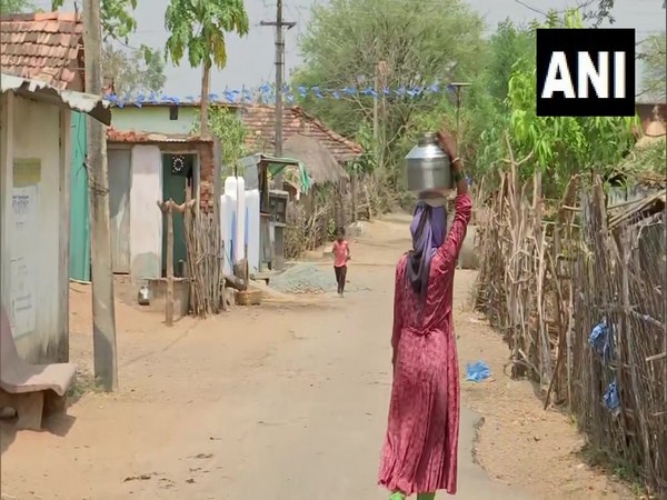 Maharashtra Water Crisis: Villagers are getting water by digging pits