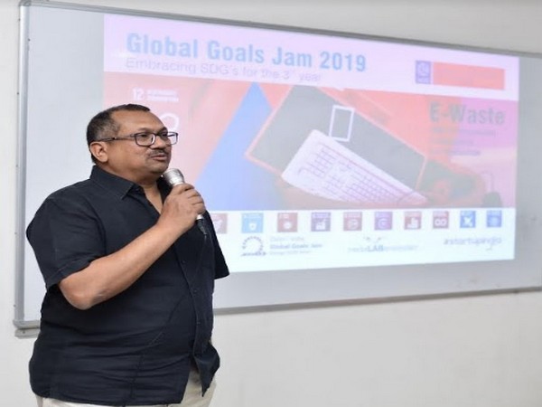 Dr Sanjay Gupta, VC at WUD addressing students at GGJ 3.0