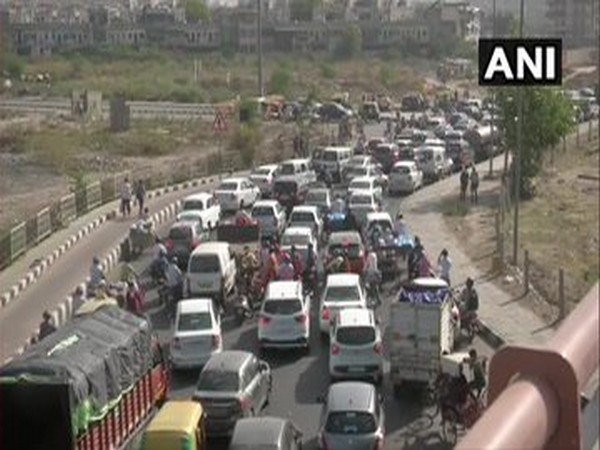 Heavy traffic at Delhi-Ghaziabad border. [Photo/ANI]