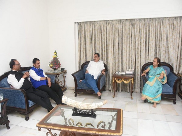 Chief Minister Devendra Fadnavis on Friday met Union Minister Nitin Gadkari at the latter's residence in Nagpur on Friday. (Photo/ANI)