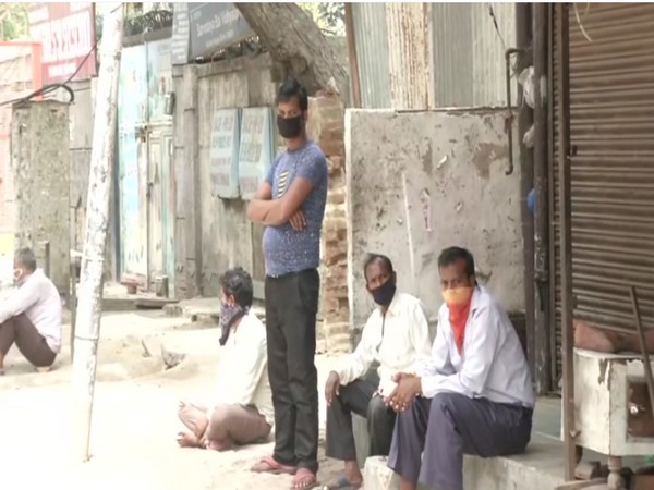 Labourers waiting for food in Gandhi Nagar, Delhi. Photo/ANI
