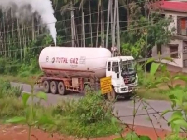 A gas leakage was caused by a tanker after its cap lid opened in the Mangaluru-Bengaluru Highway on Monday.