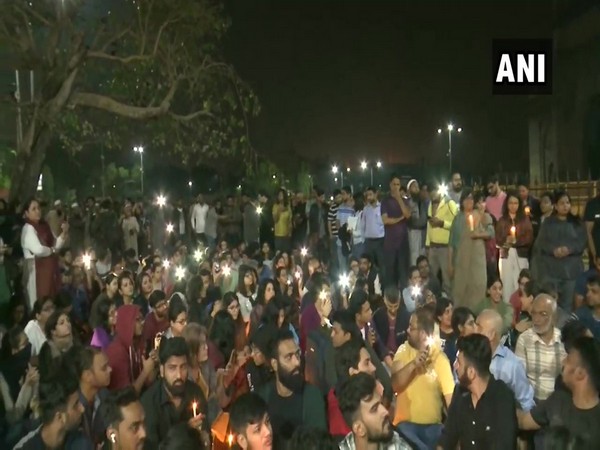 Students protest against JNU campus violence at Gateway of India in Mumbai on Monday. Photo/ANI