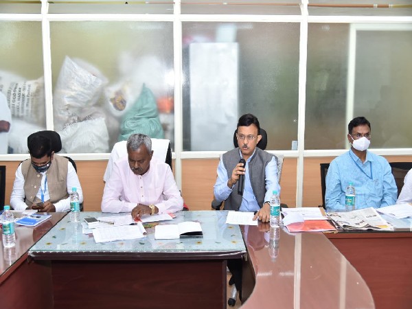 BBMP Chief Commissioner Gaurav Gupta and Karnataka Co-operative Minister ST Somashekar Gowda holding a meeting (Photo/Twitter: @BBMPCOMM