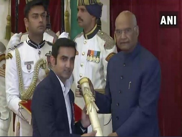 Former Cricketer Gautam Gambhir receiving Padma Shri from President Ram Nath Kovind