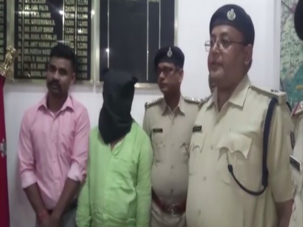 Police, along with the accused arrested in connection with the murder of auto-rickshaw driver. Photo/ANI