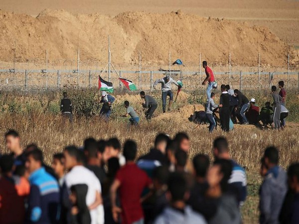 Palestinians protesting at Gaza-Isreal border (Source: Reuters)