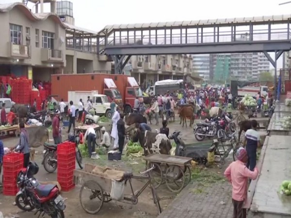 A visual of the Ghazipur Mandi after the lockdown was imposed where some people are seen wearing face masks, others are not. Photo/AN