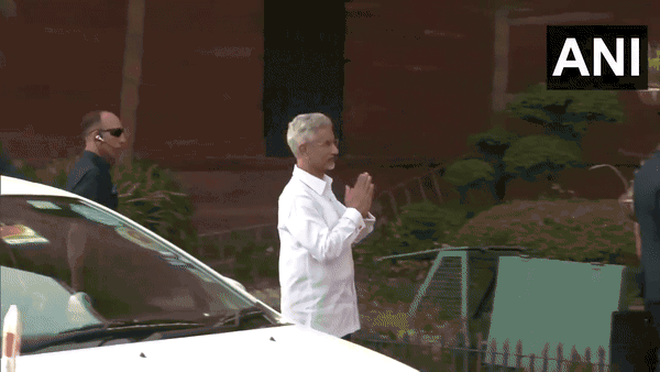 S jaishankar takes charge as External Affairs Minister