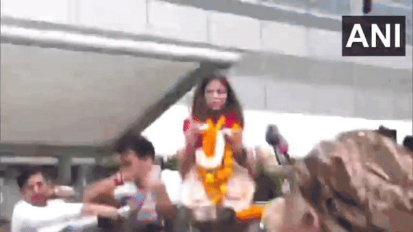 Manu Bhaker gets a hero's welcome in Delhi (Photo/ANI)