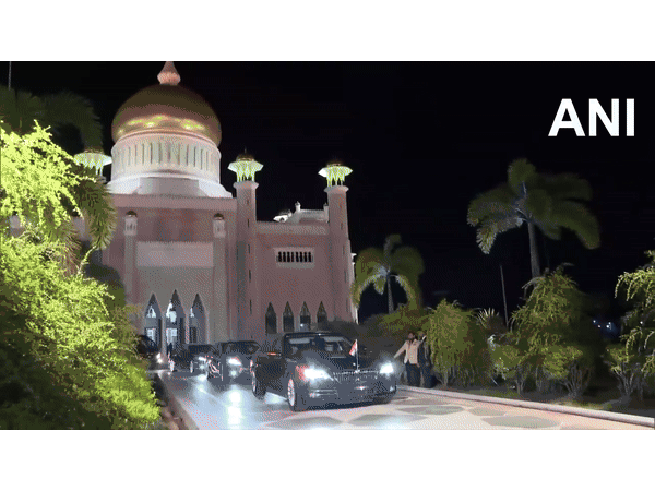 Prime Minister Narendra Modi visits Omar Ali Saifuddien Mosque in Bandar Seri Begawan, Brunei. (Visuals: ANI/DDNews)