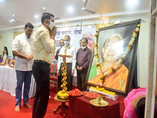 Goa Chief Minister Pramod Sawant paying homage to Shashikala Kakodkar (Photo ANI)