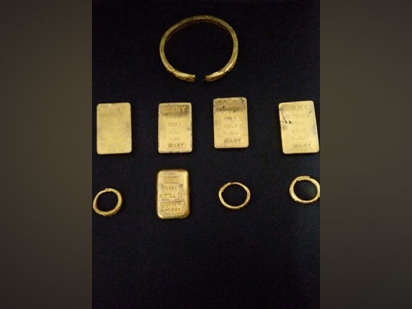 Gold seized from Thar Express Photo/ANI