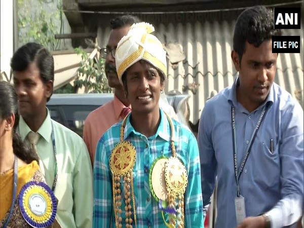 Asian Gold medalist Gomathi Marimuthu gets a reward of Rs Rs 15 lakh from AIADMK. (Photo/ANI)