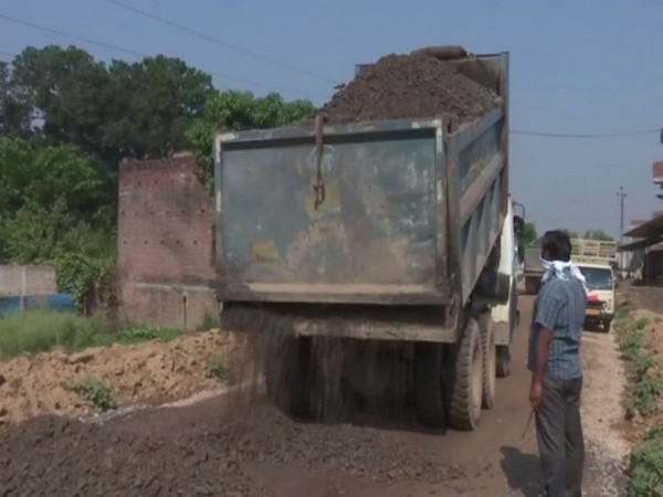 In Gorakhpur, the road construction project from Jaswal intersection to Jungle Kauriya has started. Photo/ANI