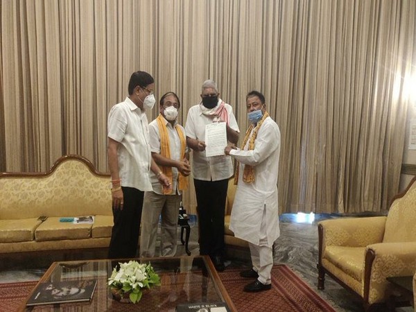 The BJP delegation of Mukul Roy, Jayprakash Majumdar and Sabyasachi Dutta meets West Bengal Governor Jagdeep Dhankhar in Kolkata on Sunday.(Picture credits: West Bengal Governor Twitter)