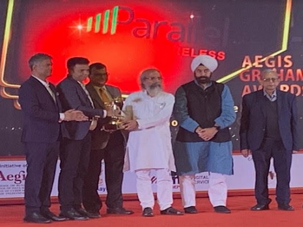 Kundan Das, Director of Business Development - APAC, Parallel Wireless receiving the Aegis Graham Bell award 