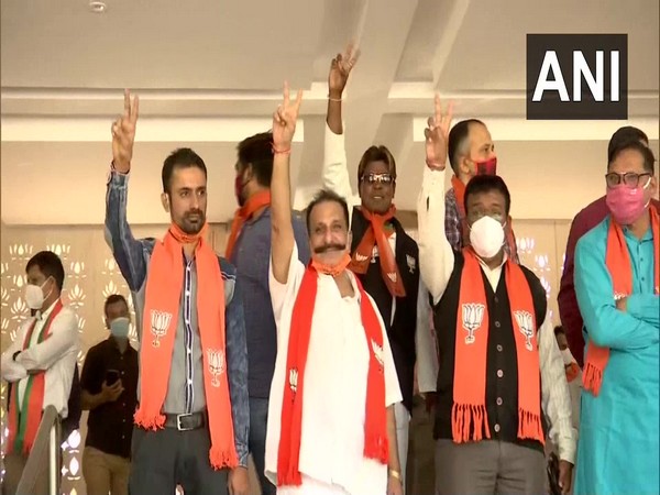 BJP leaders showed the victory sign in Gandhinagar after taking the lead on all eight by-poll seats in Gujarat. (Photo/ANI)
