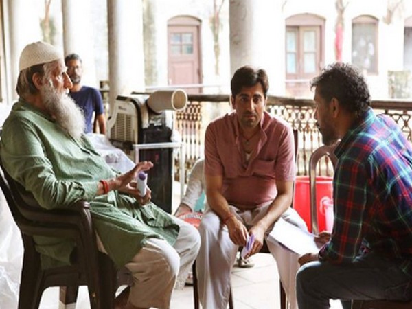 A behind the scene still featuring megastar Amitabh Bachchan, Ayushmann Khurrana and Shoojit Sircar from the sets of film 'Gulabo Sitabo' (Image Source: Twitter)
