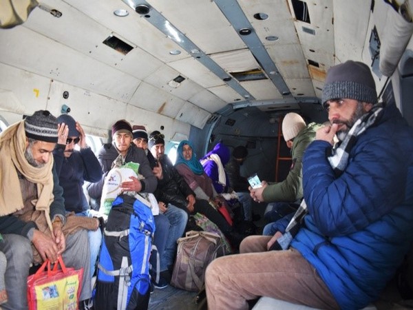 Dawar Battalion of Snow Leopard Brigade airlifted more than 100 stranded civilians from Gurez. 