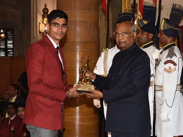 Gurpreet Singh Sandhu receiving Arjuna Award from the President of India Ram Nath Kovind (Photo/Indian Football Team Twitter)
