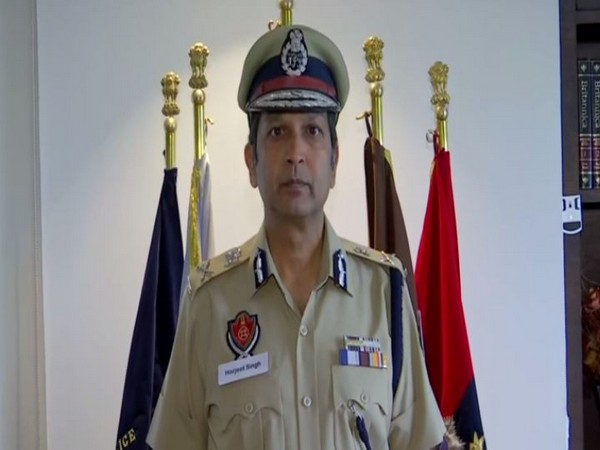 DGP Dinkar Gupta wears name tag of Harjeet Singh to express solidarity with healthworkers. Photo/ANI