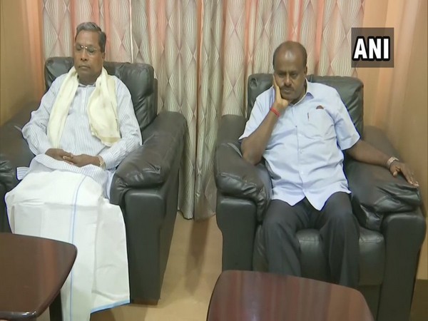 Congress Legislature Party (CLP) leader Siddaramaiah (left) and Chief Minister HD Kumaraswamy (right) at the meeting in Bengaluru, Karnataka on Wednesday.
