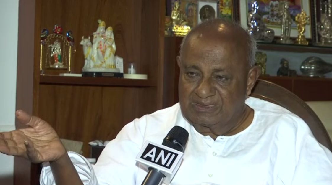 JD(S) supremo HD Deve Gowda speaking to ANI in Karnataka on Thursday. Photo/ANI