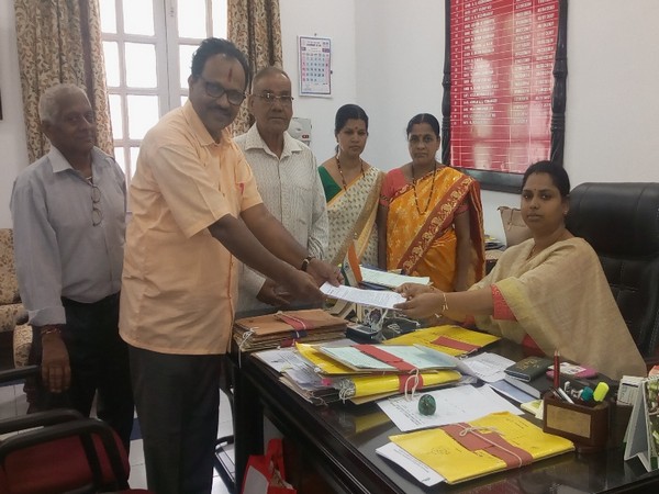 A delegation of Hindu Janajagruti Samiti submitting the memorandum to North Goa Collector, Miss. R. Menaka. Photo/ANI