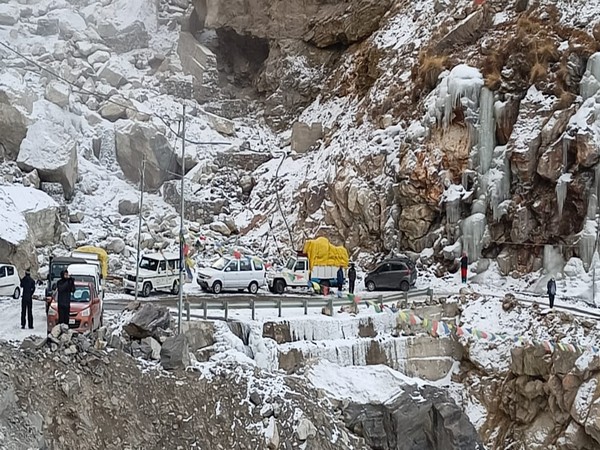 National Highway-5 gets blocked due to heavy snowfall in Himachal Pradesh (Photo ANI)