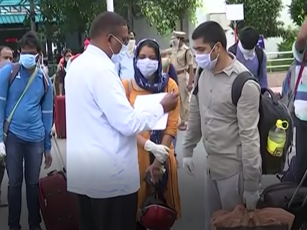 Migrants arrive at Secunderabad Railway Station today. Photo/ ANI