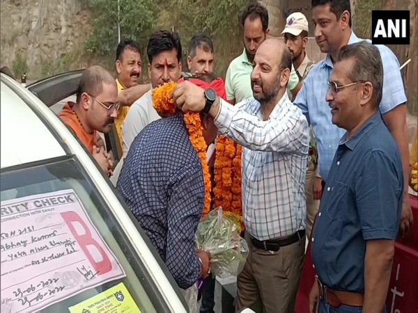 J-K: Amarnath pilgrims formally welcomed at Nashri (Photo/ANI)
