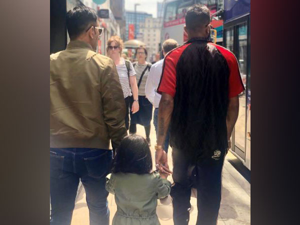 India batsman Hardik Pandya (right) with MS Dhoni (left) (Photo/ Hardik Pandya Twitter) 