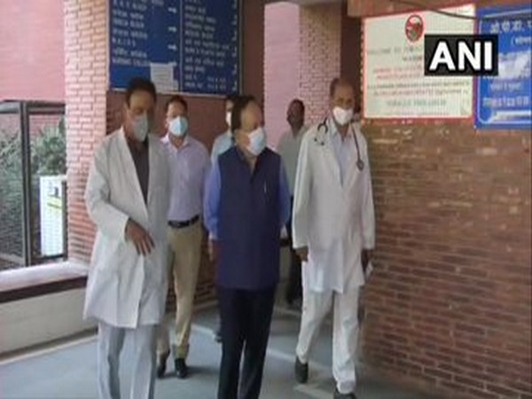  Union Health Minister at Lok Nayak Jai Prakash Narayan hospital (photo/ANI)
