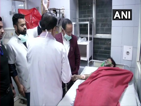 Union Health Minister Harsh Vardhan meeting one of the Anaj Mandi fire victim at LNJP Hospital in New Delhi on Sunday.