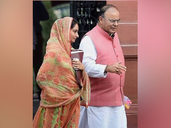 Union Food Processing Industries Minister Harsimrat Kaur Badal with former senior BJP leader Arun Jaitley (Photo courtesy: Twitter handle of Harsimat Kaur Badal)    