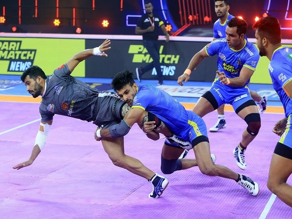 Haryana Steelers captain and raider Vikash Kandola tries to escape a thigh hold from Tamil Thalaivas' Manjeet (Image: PKL)