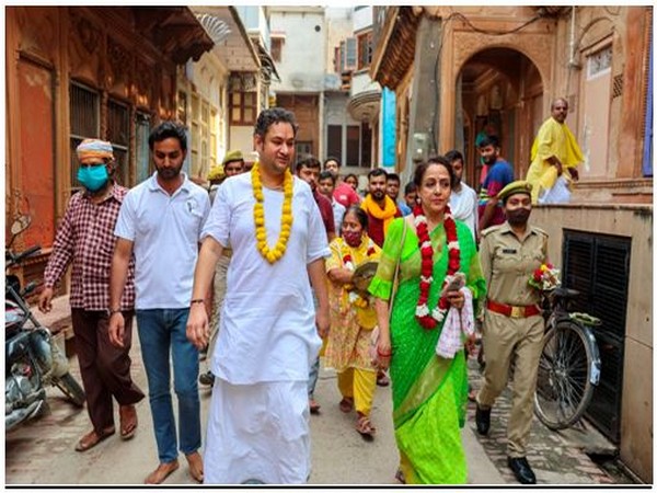 MP Hema Malini visits the Radha Raman Temple in Mathura on the eve of Sharad Purnima accompanied by Acharya Pundrik Goswami