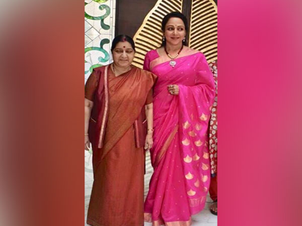 Actor and BJP MP Hema Malini along with former external affairs minister, Sushma Swaraj (Image source: Twitter) 