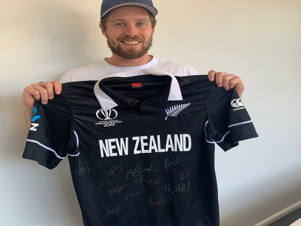Kiwi batsman Henry Nicholls with his signed World Cup 2019 shirt. (Photo/UNICEF New Zealand Twitter)