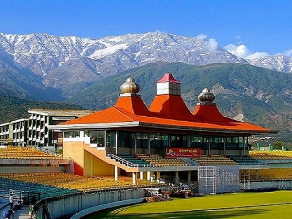 7 killed and 11 injured after a bus fell into gorge