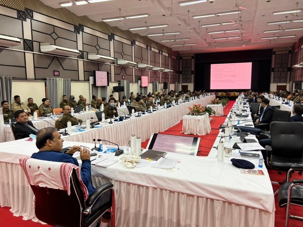 Assam Himanta Biswa Sarma meeting Superintendent of Police (Photo/Twitter:@himantabiswa)