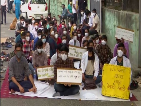 Resident doctors of Hindu Rao Hospital protesing against non-payment of salaries. (File Photo)
