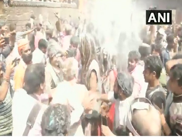  People at Varanasi's Manikarnika Ghat smear pyre ash on each other to celebrate Holi. Photo/ANI
