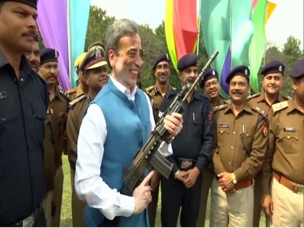 Principal Secretary of Home Guards Department Anil Kumar poses with the INSAS rifle in two-day workshop in Lucknow, Uttar Pradesh on Friday. Photo/ANI