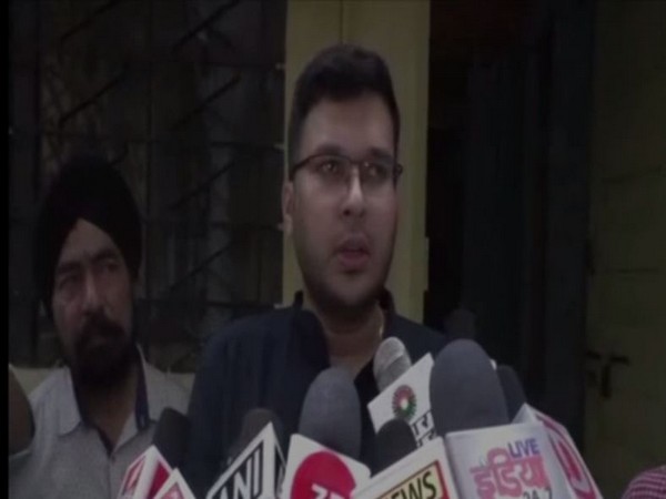 Hoshangabad SDM Ravish Shrivastava speaking to media persons