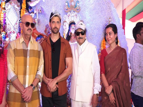 Hrithik receives the Creative Maverick of the year Award for HRX