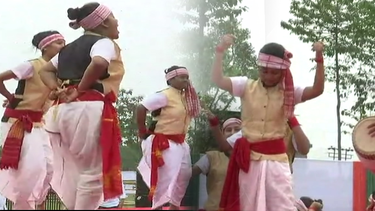 All-girl ‘Husori Troupe’ during a performance